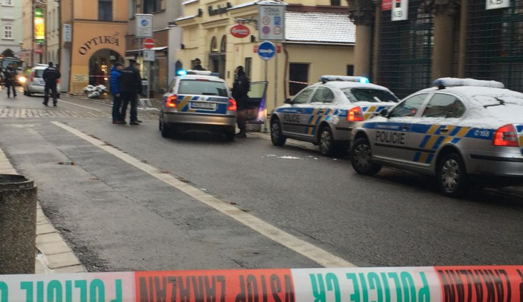 Policisté zkoumají neznámé zavazadlo u Masných krámů