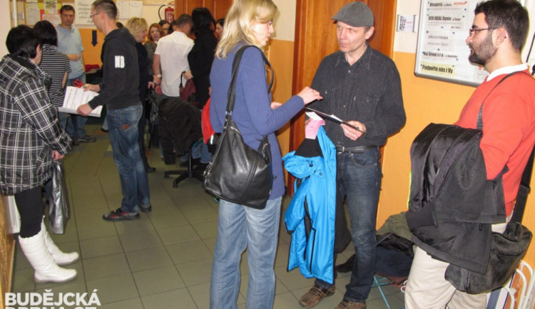 Na zápis do prvních tříd v ZŠ Dukelská čekali rodiče od předchozího večera