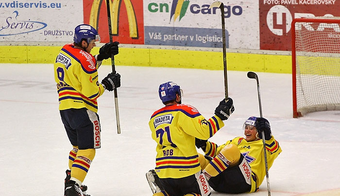 Radek Prokeš (vpravo) se v této sezoně blýskl několika kvalitními výkony. Například doma proti Chomutovu dokázal vyrovnat při power-play