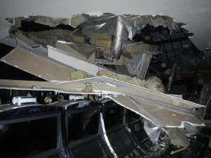 Zřícený sádrokartonový strop kasina ve Strážném