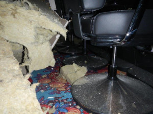 Zřícený sádrokartonový strop kasina ve Strážném