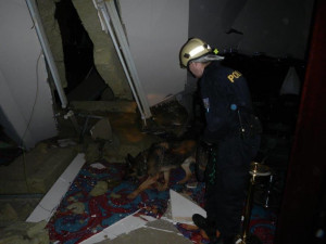 Zřícený sádrokartonový strop kasina ve Strážném