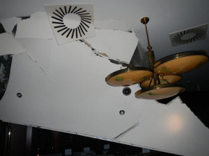 Zřícený sádrokartonový strop kasina ve Strážném