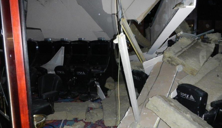 Zřícený sádrokartonový strop kasina ve Strážném