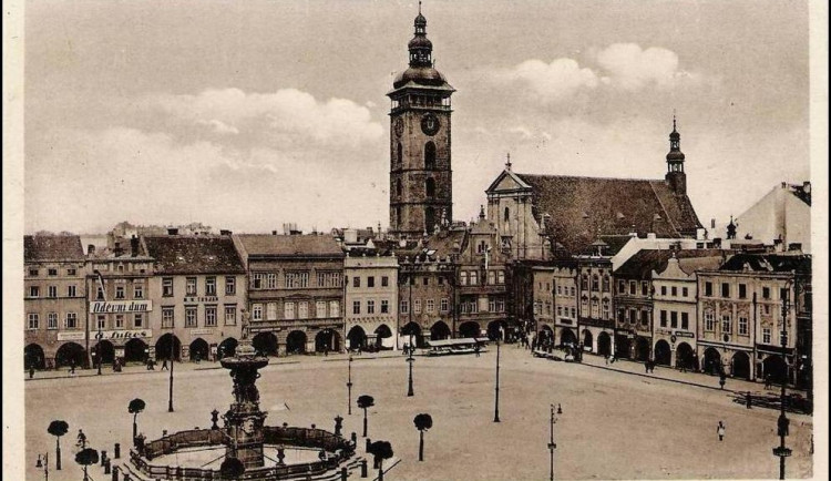 Část severní a východní strany českobudějovického náměstí ve 20. letech 20. století