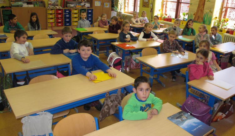 Počet nemocných stále roste. Na některých školách vyhlásili chřipkové prázdniny