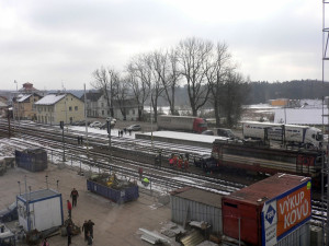 Vlak srazil vozidlo značky Nissan na kaplickém nádraží