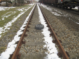 Vlak srazil vozidlo značky Nissan na kaplickém nádraží