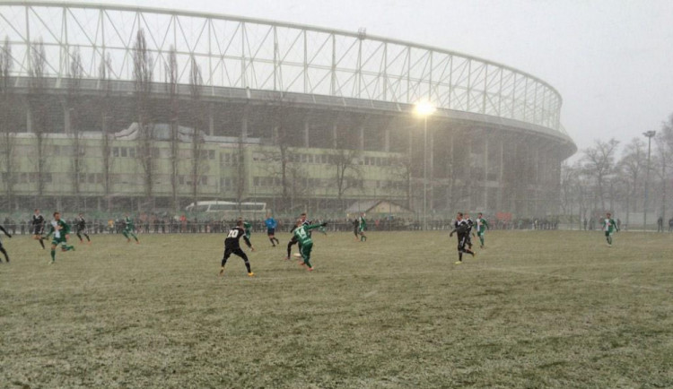 Utkání mezi Rapidem Vídeň a Dynamem České Budějovice provázelo sněžení a vítr