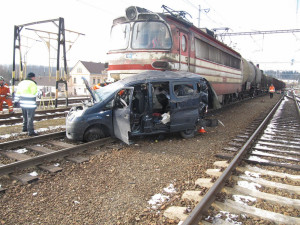 Vlak srazil vozidlo značky Nissan na kaplickém nádraží