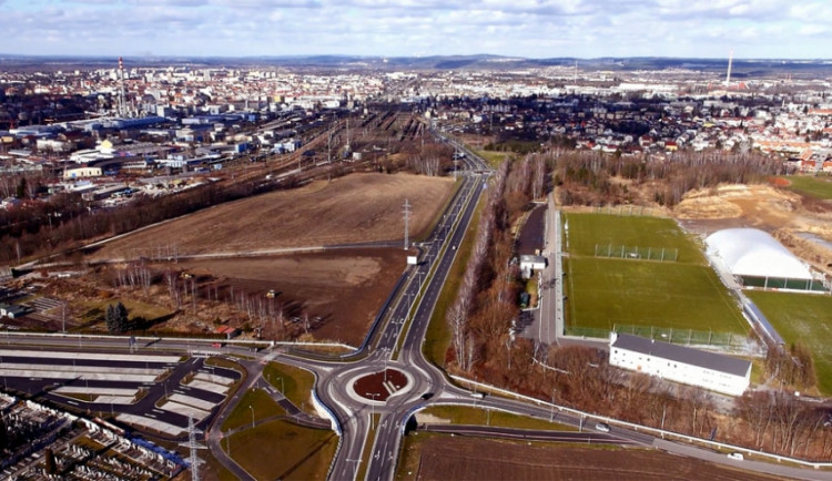 Čtvrtá etapa budějcké zanádražní komunikace na leteckém snímku od hřbitova v Mladém