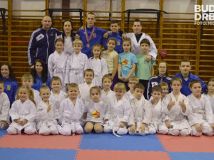 Úspěšní karatisté s členy náboru do budějckého oddílu