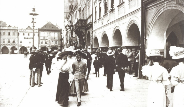 Německé korzo podél zvonského loubí před rokem 1907