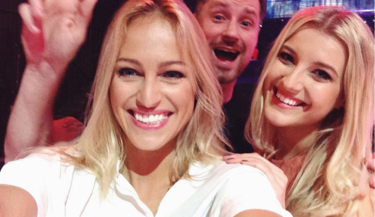 Jitka Nováčková (vpravo) na tajném natáčení s Petrem Vágnerem a Renátou Langmannovou