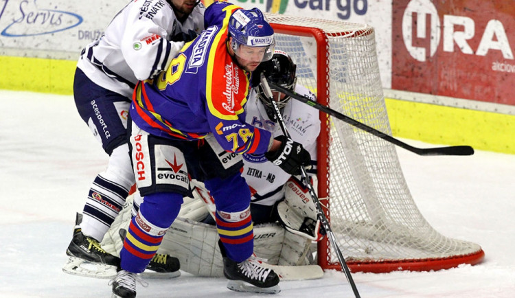 Josef Straka úřaduje před benáteckou brankou, jinak ale na ledě moc vidět nebyl