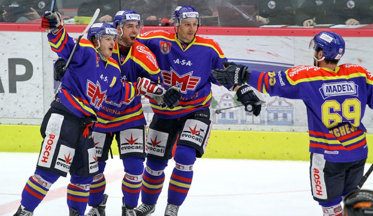 Dvougólový Rok Pajič a střelec úvodní branky Dušan Žovinec se radují s Petrem Punčochářem a Davidem Kuchejdou (zleva) z trefy slovinského útočníka