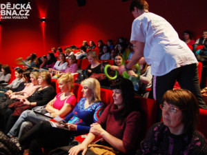 Cvičební pomůcky kolovaly kinem