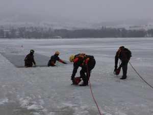 Pod peugeotem se na Lipně prolomil led. U Bližší Lhoty ho museli vytáhnout hasiči