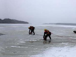 Pod peugeotem se na Lipně prolomil led. U Bližší Lhoty ho museli vytáhnout hasiči