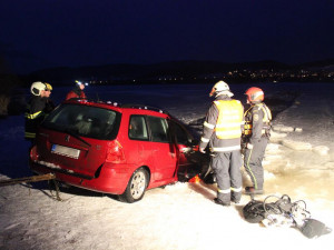 Pod peugeotem se na Lipně prolomil led. U Bližší Lhoty ho museli vytáhnout hasiči