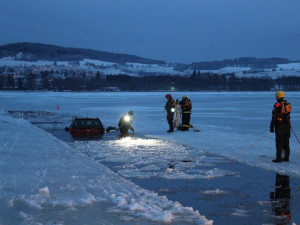 Řidič peugeotu vjel na zamrzlou hladinu Lipna. Po padesáti metrech se pod ním led prolomil