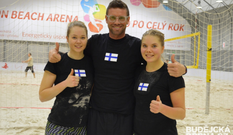 Nina Ahtiainenová (vlevo) a Ida Sinisalová s českým trenérem Pavlem Krčem