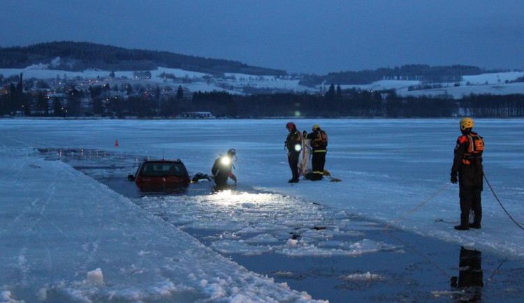 Pod peugeotem se na Lipně prolomil led. U Bližší Lhoty ho museli vytáhnout hasiči