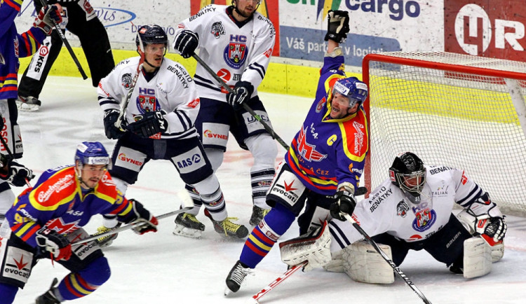 Kapitán Josef Straka potáhne motoráky za dalším vítězstvím