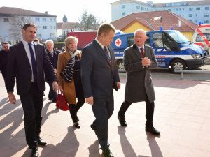 Při návštěvě českobudějovické nemocnice ministra zdravotnictví Svatopluka Němečka doprovázeli hejtman Jiří Zimola, jeho první náměstkyně Ivana Stráská a ředitel nemocnice Břetislav Shon