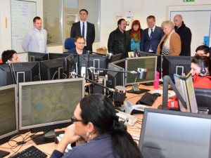 V centrále zdravotnické záchranné služby si ministr zdravotnictví prohlédl i její dispečink