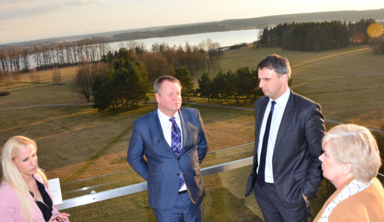 Ministr zdravotnictví Svatopluk Němeček, hejtman Jiří Zimola a jeho první náměstkyně Ivana Stráská na vyhlídkové plošině v devátém patře lázní Aurora v Třeboni. V pozadí je rybník Svět