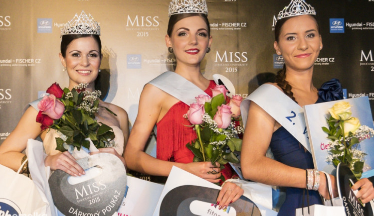 Zleva Michaela Čurillová (1. vicemiss JU), Nadezhda Fursova (Miss JU) a Lucie Lorencová