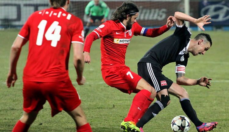 O čestný úspěch Dynama se dvě minuty před koncem postaral Jiří Kladrubský. Na snímku v souboji s kapitánem Zbrojovky Pavlem Zavadilem