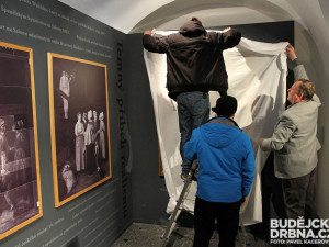 Zahalení před slavnostním odhalením