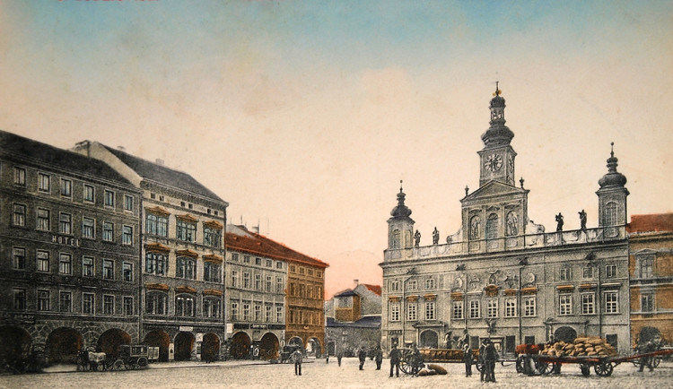 Barokní radnice před rokem 1911. Na rohu ulic Radniční a Biskupské areál městských hasičů (později palác Fénix)