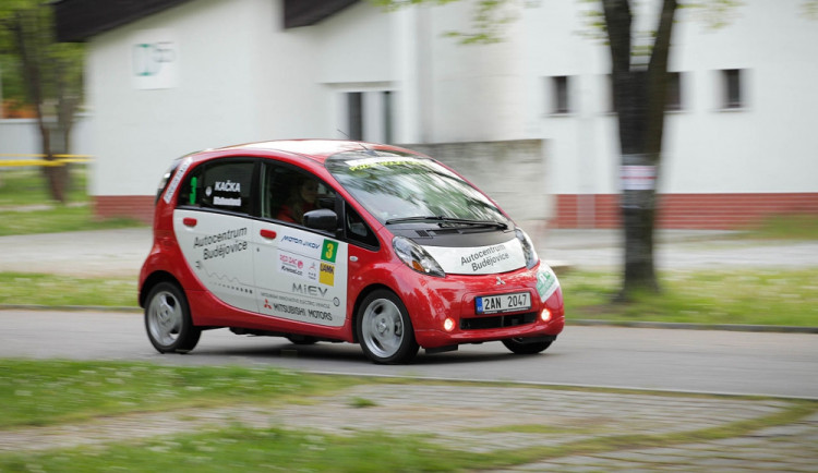 Mitsubishi i-MiEV s dámskou posádkou Michaela Maňovská a Kateřina Blahoutová