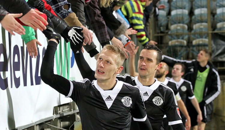 Fotbalisté SK Dynamo České Budějovice se zdraví s fanoušky
