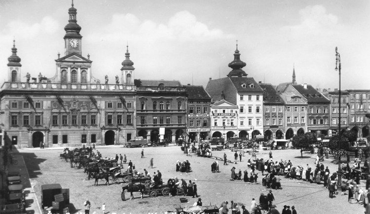 Týdenní trh ve 20. letech 20. století na tehdejším náměstí Svobody. Vpravo pravý secesní kandelábr