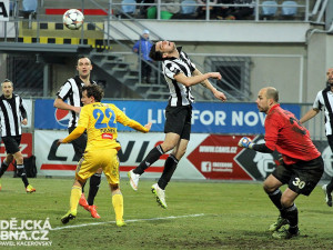 Jaroslav Machovec odvrací balon před gólmanem Křížkem