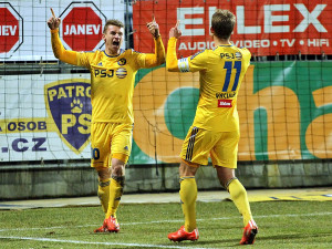 Oba jihlavští střelci - Lukáš Vaculík (zády) a autor třetí trefy Muris Mešanovič