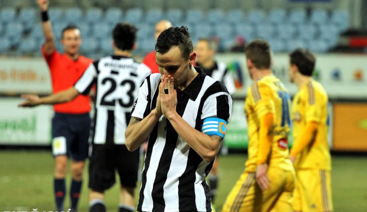 Zklamaný Jiří Kladrubský po odpískané druhé penaltě po faulu Machovce