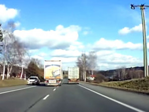 Zkušený řidič kamionu si hrál na borce a ohrožoval okolí. Stálo ho to práci