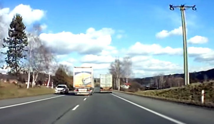 Zběsilá jízda řidiče kamionu s polepy společnosti Madeta