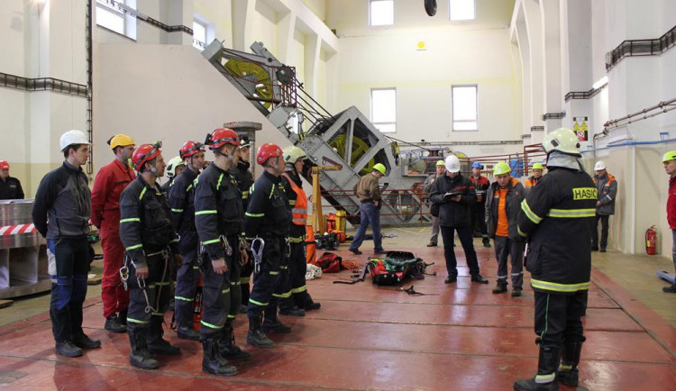 Jihočeští hasiči nacvičovali záchranu zraněných osob z turbíny lipenské elektrárny