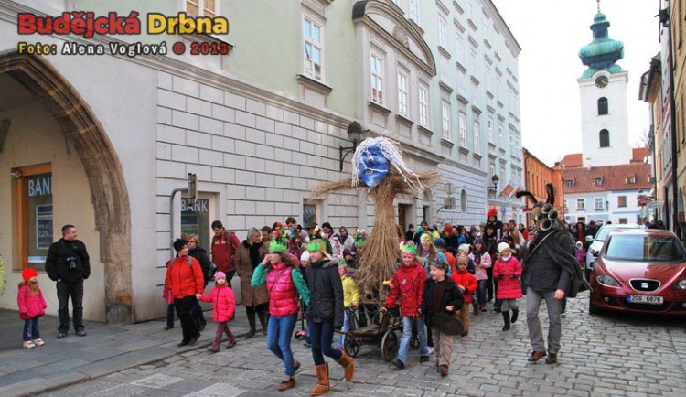 Konec zimy. Morana bude vynesena z města a vhozena do Vltavy