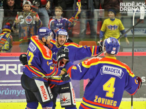 Michal Švihálek slaví s Petrem Punčochářem a Dušanem Žovincem