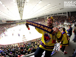 Pajky před vyprodanou arénou