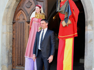 Hejtman Jiří Zimola se fotí s postavami, které symbolizují Husinec (vlevo) a Tábor