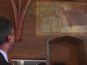 Hejtman Jiří Zimola sleduje v Gotickém sále Staré radnice v Táboře výjev z filmu Otakara Vávry Jan Hus