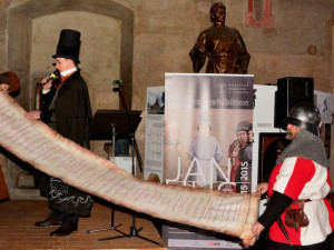 Při prezentaci představili pořadatelé přítomným na pergamenovém svitku seznam letošních akcí spojených s husitskou tématikou